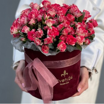 Букет из кустовых роз в шляпной коробке "Серенада"